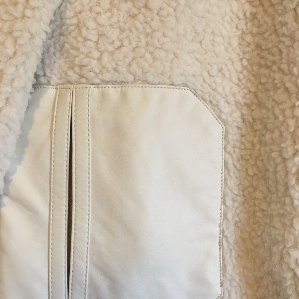 Fluffy white GUESS jacket - Picture 3 of 4